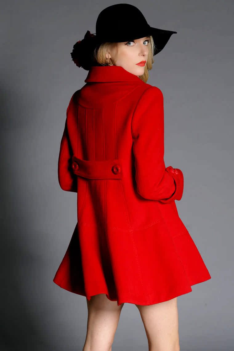 Красное пальто с капюшоном