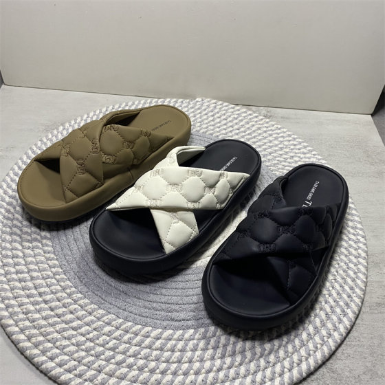 Factory broken sandals for women in summer wear 2025 new casual thick-soled beach sandals fashionable thick-soled flip-flops
Factory broken sandals for women in summer wear 2025 new casual thick-soled beach sandals fashionable thick-soled flip-flops