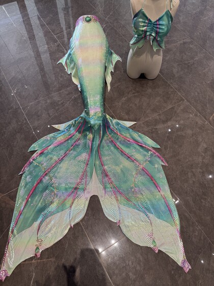 Yuner Melbourne cherry blossom mermaid adult tail skirt ocean hall diving swimsuit swimming shooting performance
Yuner Melbourne cherry blossom mermaid adult tail skirt ocean hall diving swimsuit swimming shooting performance