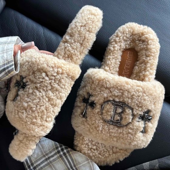 2025 new style of fur drag women's fur integrated thick sole flip-flops to increase height and fashionable and versatile outside slippers casual 2025 new style of fur drag women's fur integrated thick sole flip-flops to increase height and fashionable and versatile outside slippers casual