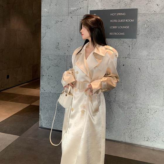 New spring high-end long over-knee beige pearlescent satin French retro windbreaker jacket women's temperament coat
New spring high-end long over-knee beige pearlescent satin French retro windbreaker jacket women's temperament coat