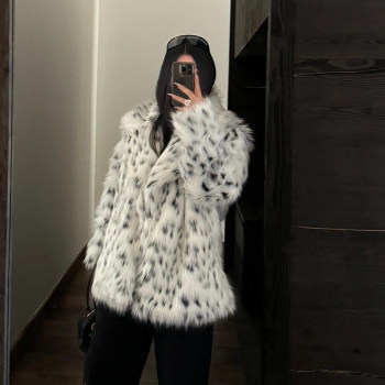 Love it! Super beautiful leopard print fur coat in winter. Love it! Super beautiful leopard print fur coat in winter.