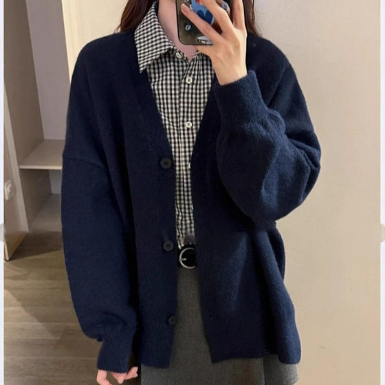 Six-Year-style college style V-neck sweater cardigan jacket 2025 autumn new loose lazy style knitted top 
Six-Year-style college style V-neck sweater cardigan jacket 2025 autumn new loose lazy style knitted top