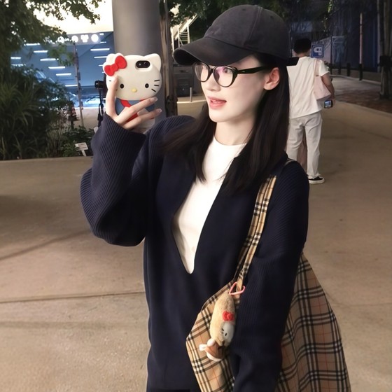 2025 Navy V-neck Knitted Sweater Women's Spring Autumn and Winter New Lazy Style Design Loose Slim Versatile Clothes 
2025 Navy V-neck Knitted Sweater Women's Spring Autumn and Winter New Lazy Style Design Loose Slim Versatile Clothes