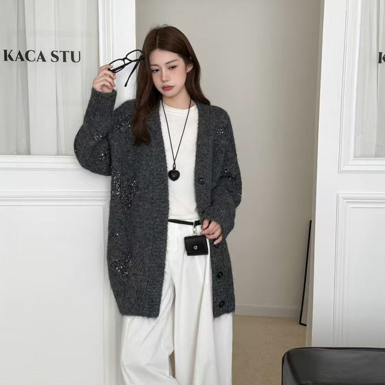 2025 new bright silk yarn V-neck cardigan fashionable age-reducing micro-stretch long sleeves women's thick sweater jacket high-end sense
2025 new bright silk yarn V-neck cardigan fashionable age-reducing micro-stretch long sleeves women's thick sweater jacket high-end sense