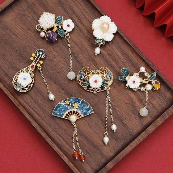 Brooch, retro Chinese style, palace temperament, elegant tassel flower brooch, corsage, Hanfu pressed placket cheongsam accessories 
Brooch, retro Chinese style, palace temperament, elegant tassel flower brooch, corsage, Hanfu pressed placket cheongsam accessories
