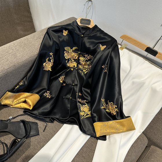 VANLU rich and luxurious classical Chinese style stand collar embroidered flower flip buckle satin acetic jacket
VANLU rich and luxurious classical Chinese style stand collar embroidered flower flip buckle satin acetic jacket