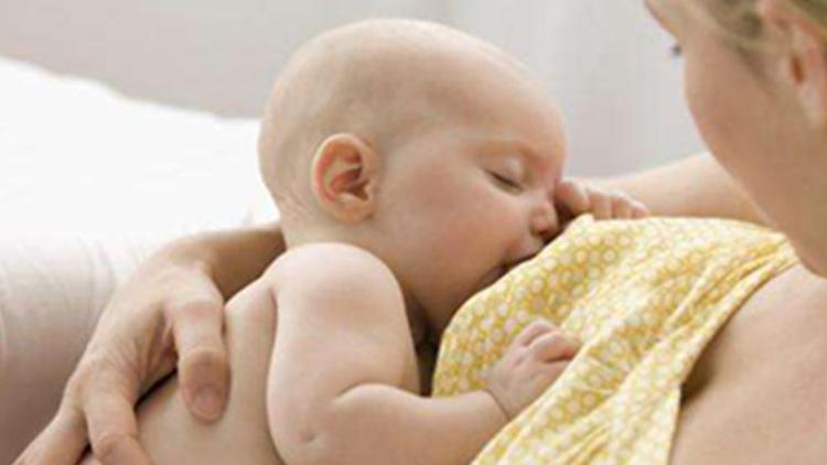 为什么宝宝一吃奶就睡着了？是累的吗