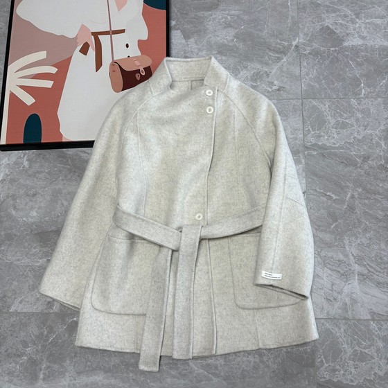 Stand-collar waist-closed woolen jacket niche design sense autumn and winter texture double-sided wool coat women's mid-short cardigan
Stand-collar waist-closed woolen jacket niche design sense autumn and winter texture double-sided wool coat women's mid-short cardigan