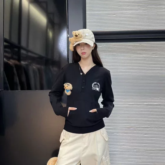 13D Bear Autumn New Knitted Embroidered V-neck Classic Bear Doll Hooded Thin Slim Pullover Top for Women
13D Bear Autumn New Knitted Embroidered V-neck Classic Bear Doll Hooded Thin Slim Pullover Top for Women