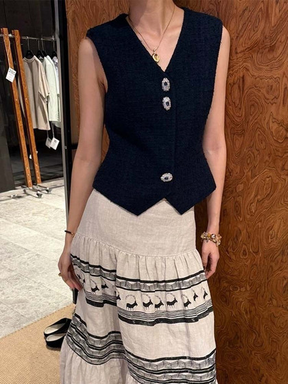Spot! Jiang Yan's same rich style rich placket button decorative V-neck waist sleeveless fragrance vest top for women
Spot! Jiang Yan's same rich style rich placket button decorative V-neck waist sleeveless fragrance vest top for women