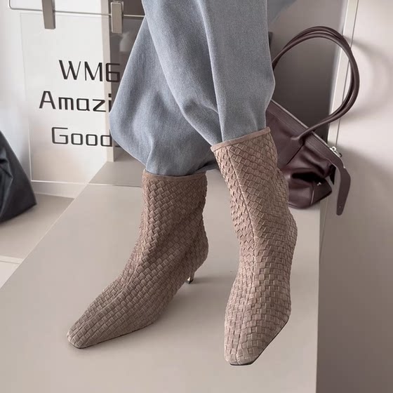 WM6 European women's shoes 2025 autumn and winter new style beef woven square toe sleeve thick heel mid-heel fashion temperament short boots
WM6 European women's shoes 2025 autumn and winter new style beef woven square toe sleeve thick heel mid-heel fashion temperament short boots