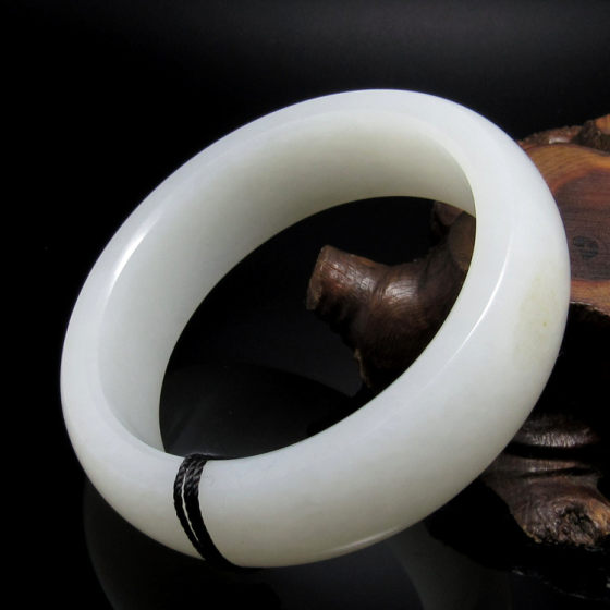 Collection grade Hetian jade white jade sprinkled gold seed material thick pile jade bracelet original skin pore seed jade bracelet certificate 59mm
Collection grade Hetian jade white jade sprinkled gold seed material thick pile jade bracelet original skin pore seed jade bracelet certificate 59mm