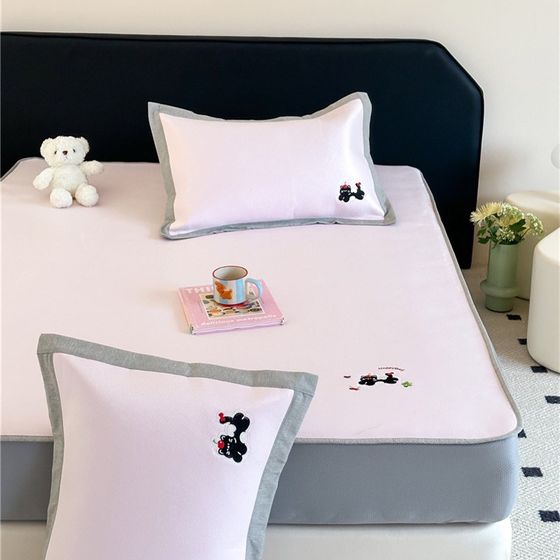 900D cartoon solid color embroidered ice silk cool mat three-piece set of bed suit A type of mother and baby naked sleeping air conditioning soft mat
900D cartoon solid color embroidered ice silk cool mat three-piece set of bed suit A type of mother and baby naked sleeping air conditioning soft mat