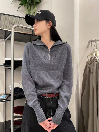 European station autumn and winter semi-zipper pullover wool sweater for women loose casual and versatile Korean stand collar sweater trend
European station autumn and winter semi-zipper pullover wool sweater for women loose casual and versatile Korean stand collar sweater trend