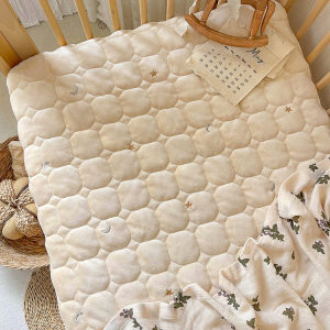 Korean ins crib fitted sheet mattress mattress autumn and winter baby kindergarten plus velvet thickened quilted sheet type a 
Korean ins crib fitted sheet mattress mattress autumn and winter baby kindergarten plus velvet thickened quilted sheet type a