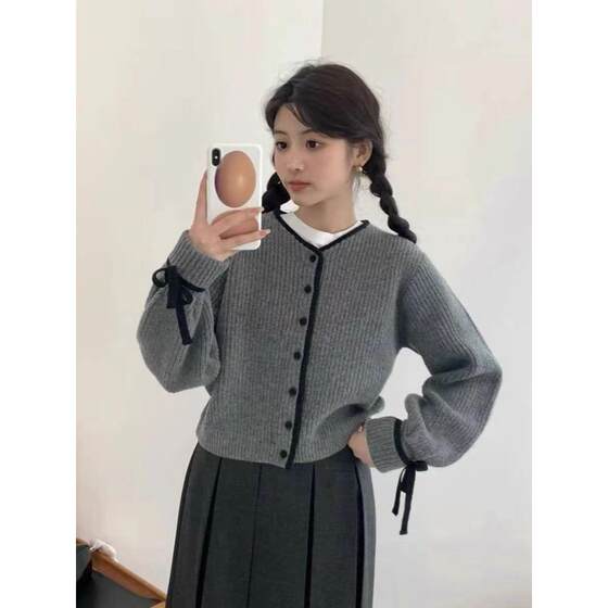 French antique high-end knitted cardigan for women in early autumn and autumn, small fragrance-style sweater for women's coat short top
French antique high-end knitted cardigan for women in early autumn and autumn, small fragrance-style sweater for women's coat short top