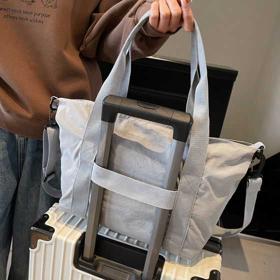 Fitness travel bag for women large capacity hand luggage bag business trip clothing storage bag for men short-distance one-shoulder crossbody bag
Fitness travel bag for women large capacity hand luggage bag business trip clothing storage bag for men short-distance one-shoulder crossbody bag