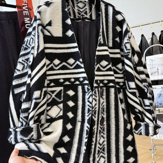 High-end retro geometric lazy style loose V-neck temperament woolen coat for women in autumn and winter mid-length woolen coat
High-end retro geometric lazy style loose V-neck temperament woolen coat for women in autumn and winter mid-length woolen coat