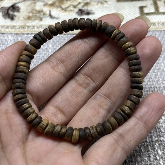 High -quality Golden Silk Oil Qi Nan Agarwood Hand Stubing Beads Music Pluscer Sweet Cleansing Milk Fragrance
High -quality Golden Silk Oil Qi Nan Agarwood Hand Stubing Beads Music Pluscer Sweet Cleansing Milk Fragrance