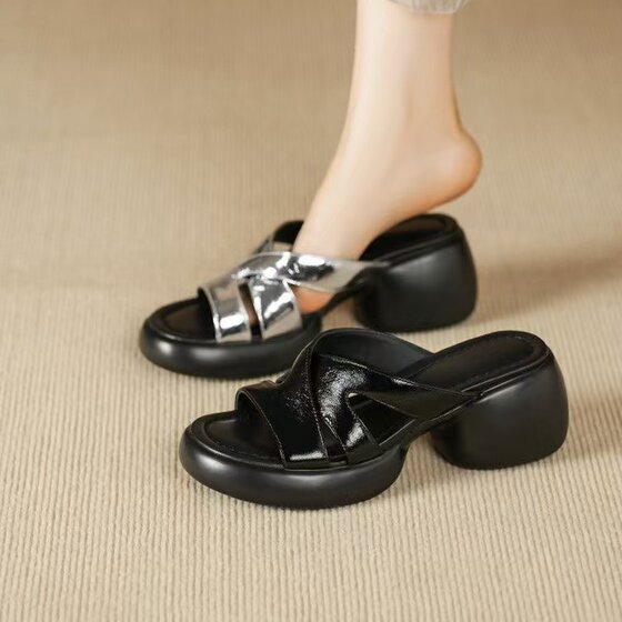 Sticky-skinned open toe thick-soled sandals for women with soft leather and one-slip flops 2025 new summer high heels fashionable versatile slippers
Sticky-skinned open toe thick-soled sandals for women with soft leather and one-slip flops 2025 new summer high heels fashionable versatile slippers