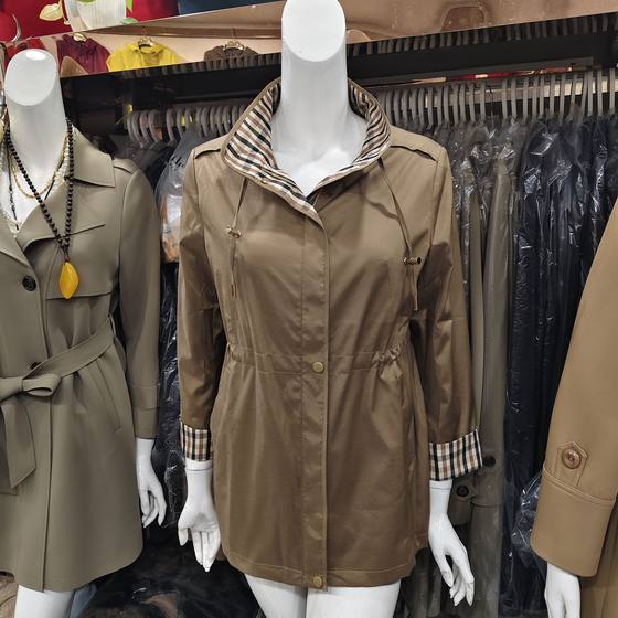 Mom Spring Clothing 2025 New Trench Coat Jacket Fashion Middle-aged and Elderly Women's Spring and Autumn Temperament Medium-length Top
Mom Spring Clothing 2025 New Trench Coat Jacket Fashion Middle-aged and Elderly Women's Spring and Autumn Temperament Medium-length Top
