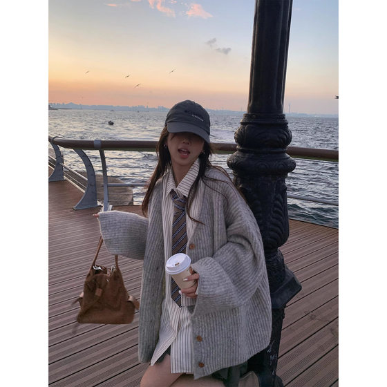Korean style fashionable loose and versatile knitted cardigan button V-neck sweater commuting lazy slim soft cardigan jacket
Korean style fashionable loose and versatile knitted cardigan button V-neck sweater commuting lazy slim soft cardigan jacket