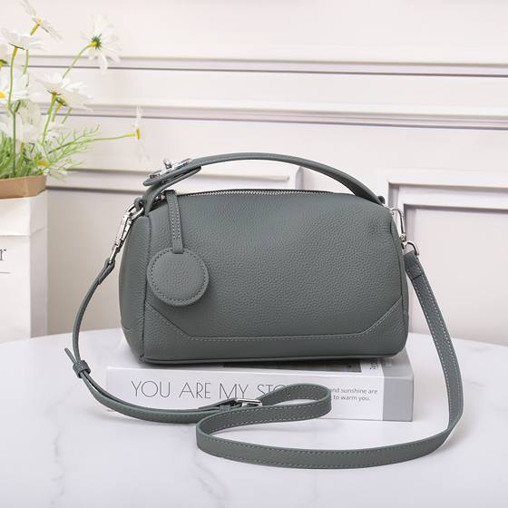2025 high-end genuine leather pillow bag women's autumn and winter bag women's 2024 new crossbody bag fashionable handbag 
2025 high-end genuine leather pillow bag women's autumn and winter bag women's 2024 new crossbody bag fashionable handbag