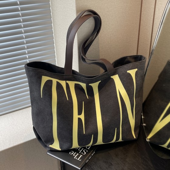 Letter canvas bag for women large capacity for class commuting one-shoulder tote bag for short trip
Letter canvas bag for women large capacity for class commuting one-shoulder tote bag for short trip