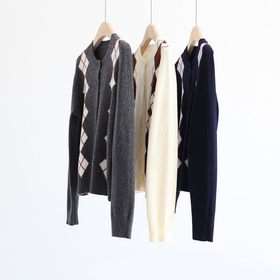 Korean college style diamond plaid round neck long sleeve thick needle sweater jacket snowflake velvet knitted cardigan outfit for women
Korean college style diamond plaid round neck long sleeve thick needle sweater jacket snowflake velvet knitted cardigan outfit for women