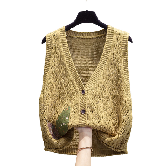 V-neck knitted cardigan vest vest women 2025 autumn and winter new loose outer wear horse clip hollow sweater vest trendy
V-neck knitted cardigan vest vest women 2025 autumn and winter new loose outer wear horse clip hollow sweater vest trendy
