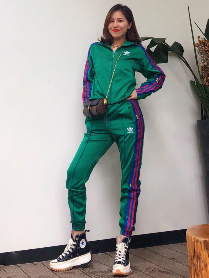 Adidas 花枝缠绵亮色滚边短外套 Adidas 花枝缠绵亮色滚边短外套