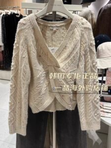 Yuanhan Daojia 25 new simple and versatile V-neck knitted cardigan for women loose and slim sweater jacket autumn and winter 
Yuanhan Daojia 25 new simple and versatile V-neck knitted cardigan for women loose and slim sweater jacket autumn and winter