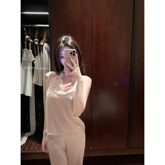 CHU Xiaochu/lace Rose Acetate Set Lace-up Neck Top + Silky Trousers
CHU Xiaochu/lace Rose Acetate Set Lace-up Neck Top + Silky Trousers