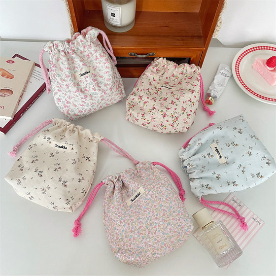 Korean flower storage bag portable cosmetic storage bag travel change storage bag storage bag
Korean flower storage bag portable cosmetic storage bag travel change storage bag storage bag