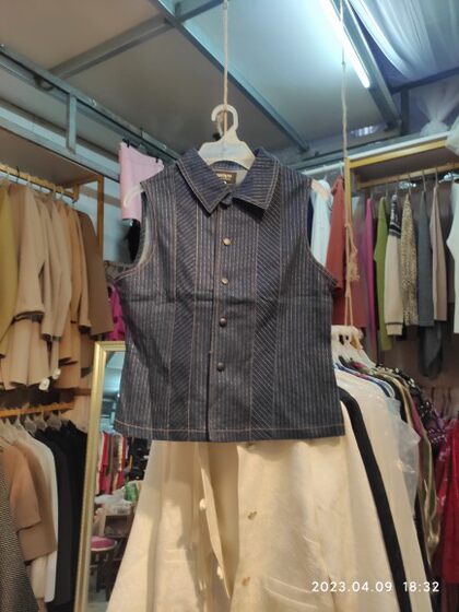 Clearance stock, sleeveless lapel stand collar, zipper, slim fit, stretch striped denim. Women's top.
Clearance stock, sleeveless lapel stand collar, zipper, slim fit, stretch striped denim. Women's top.
