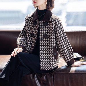 Western style mother's autumn and winter coat, autumn top, short fashion, middle-aged and elderly women over 50 years old 2025 new style 
Western style mother's autumn and winter coat, autumn top, short fashion, middle-aged and elderly women over 50 years old 2025 new style