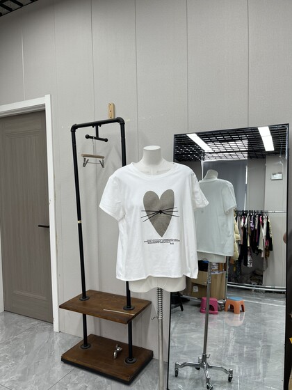 Cute short-sleeved loose T-shirt love print sweet skin-friendly comfortable casual and versatile style
Cute short-sleeved loose T-shirt love print sweet skin-friendly comfortable casual and versatile style