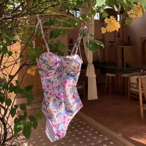 Wholesale floral small breasts and simple women's Korean style bikini swimsuit swimsuit women's slim and split sexy beach
Wholesale floral small breasts and simple women's Korean style bikini swimsuit swimsuit women's slim and split sexy beach