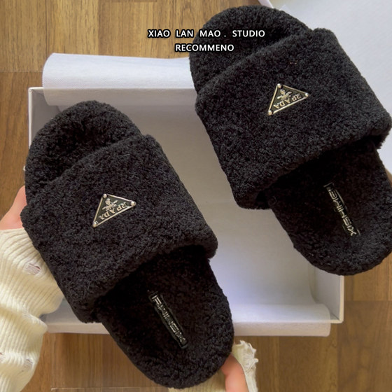 Internet celebrity super hot plush thick-soled lamb fur slippers for women in autumn and winter wear high-end 2025 new one-slip flops
Internet celebrity super hot plush thick-soled lamb fur slippers for women in autumn and winter wear high-end 2025 new one-slip flops
