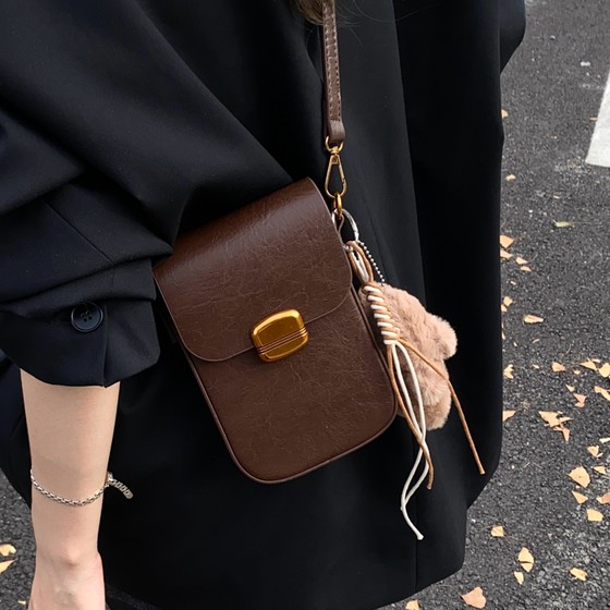 High-end retro bag for women 2025 new autumn and winter versatile commuting crossbody bag ladies mobile phone bag mini small bag 
High-end retro bag for women 2025 new autumn and winter versatile commuting crossbody bag ladies mobile phone bag mini small bag