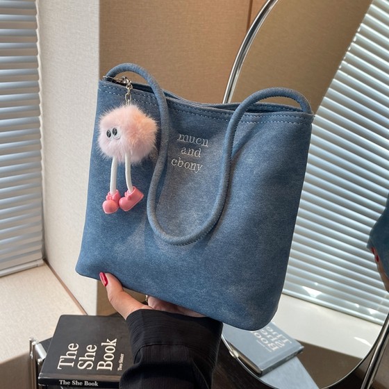 Autumn and winter fashionable casual small handbags for women 2025 new simple and versatile commuting shoulder underarm bucket bag 
Autumn and winter fashionable casual small handbags for women 2025 new simple and versatile commuting shoulder underarm bucket bag