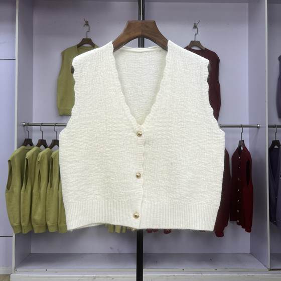 090 Autumn and winter fashionable layered lace Korean V-neck vest gentle new versatile cardigan college style top
090 Autumn and winter fashionable layered lace Korean V-neck vest gentle new versatile cardigan college style top