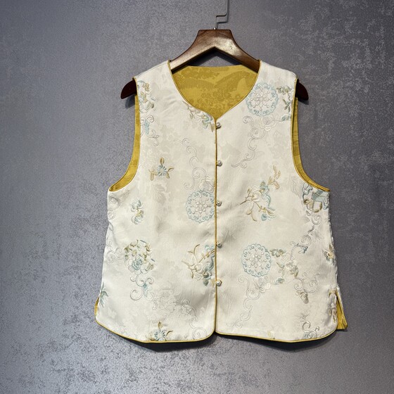 New Chinese style vest 2025 autumn new round neck button heavy industry embroidery double-sided double-wearing sleeveless vest
New Chinese style vest 2025 autumn new round neck button heavy industry embroidery double-sided double-wearing sleeveless vest
