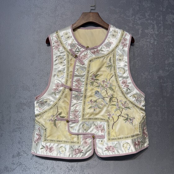 New Chinese style Chinese style folding branches, flowers, birds, crabapple flowers, birds, versatile heavy industry embroidered vest stand collar clear Hanfu gram horse clip
New Chinese style Chinese style folding branches, flowers, birds, crabapple flowers, birds, versatile heavy industry embroidered vest stand collar clear Hanfu gram horse clip