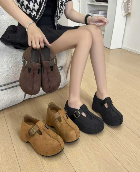 Mi new 2025 autumn sponge cake thick sole small heightened Birkenstock shoes temperament versatile Mary Zhen fashionable single shoes for women
Mi new 2025 autumn sponge cake thick sole small heightened Birkenstock shoes temperament versatile Mary Zhen fashionable single shoes for women