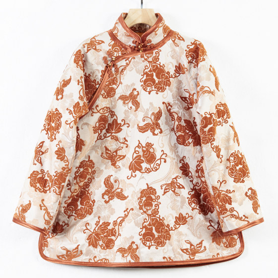 Chinese classic silk mulberry silk high-end retro Chinese style camel velvet thickened Tang Dynasty cheongsam top for women in autumn and winter
Chinese classic silk mulberry silk high-end retro Chinese style camel velvet thickened Tang Dynasty cheongsam top for women in autumn and winter