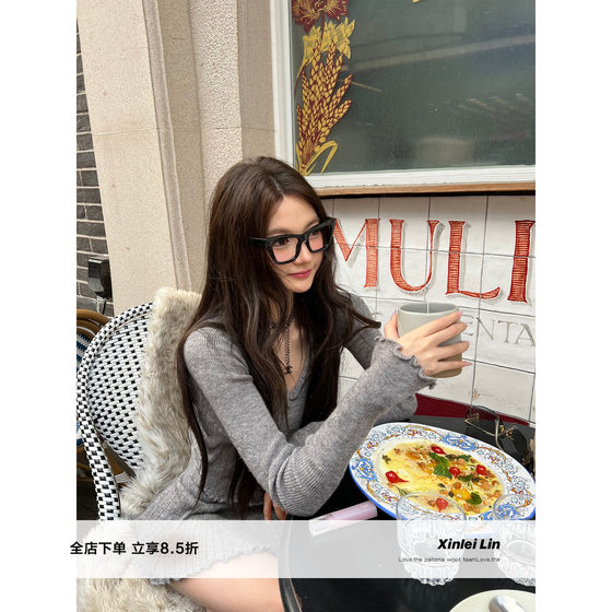 Xinlei Lin's Gentle Catcher' Wavy Design V-neck Sweater + A-line Umbrella Skirt Knitted Set Women's New
Xinlei Lin's Gentle Catcher' Wavy Design V-neck Sweater + A-line Umbrella Skirt Knitted Set Women's New