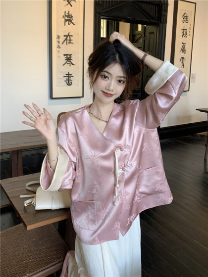New Chinese style light Chinese style shirt women's autumn and winter style V-neck design pink button-up shirt Zen top spring clothes
New Chinese style light Chinese style shirt women's autumn and winter style V-neck design pink button-up shirt Zen top spring clothes