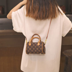 Super Popular Hand-Held Crossbody Small Bag for Women, 2025 New Model, Light Luxury, High-End Feel, Niche Hot Item, Trending Women's Style This Year Super Popular Hand-Held Crossbody Small Bag for Women, 2025 New Model, Light Luxury, High-End Feel, Niche Hot Item, Trending Women's Style This Year